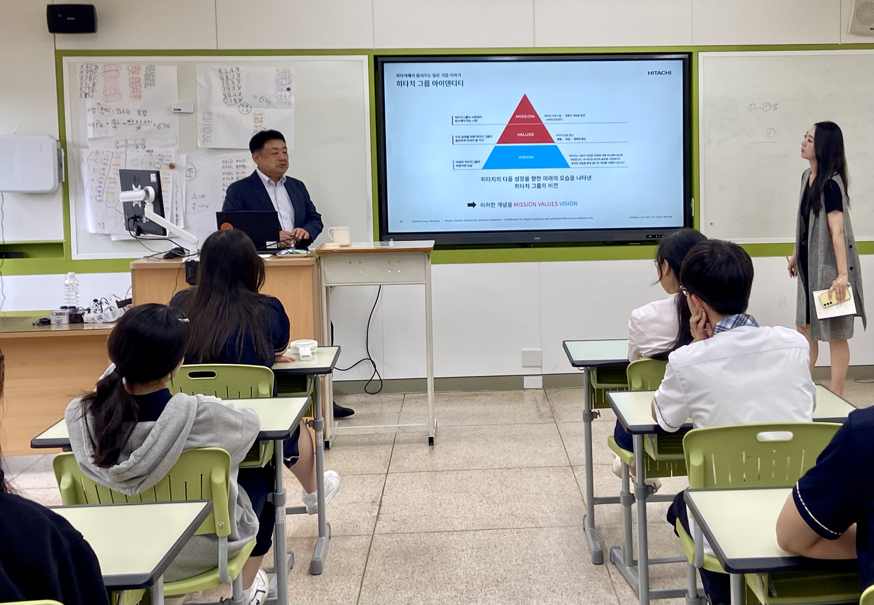 사진: 한국히타치 오오타니 토오루 사장이 경복비즈니스고등학교 학생들에게 강연하는 모습